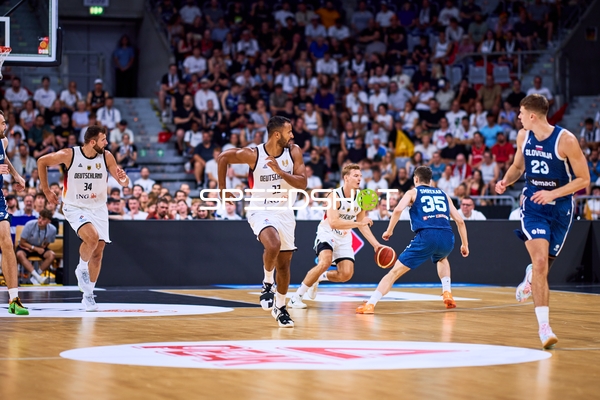 Johannes Thiemann (32; Deutschland) dribbelt auf den Korb