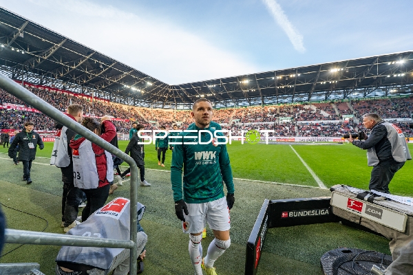 Spieler betritt Spielfeld