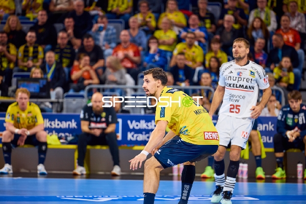 Ein Spieler der Rhein Neckar Löwen in Verteidigungsposition gegen einen THW Kiel Spieler.