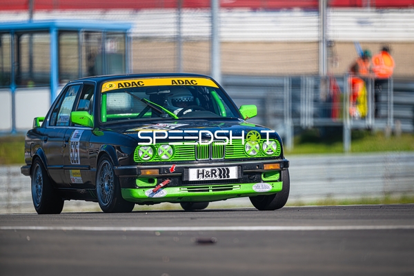 BMW Rennwagen auf der Rennstrecke