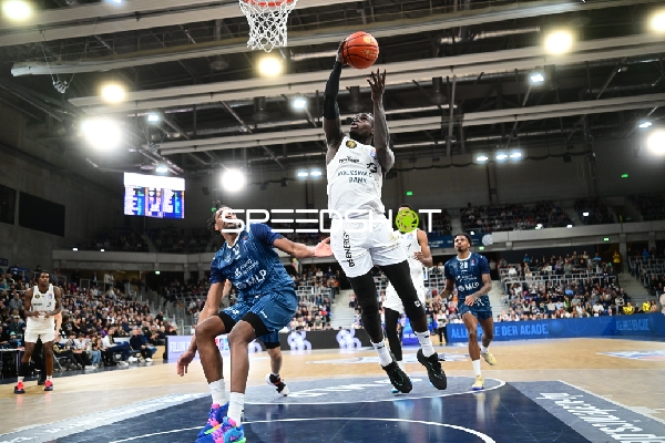 Barra Njie (13; Basketball Löwen Braunschweig) mit Wurf zum Korb