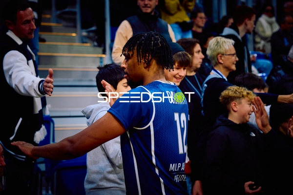 Ein Spieler der MLP Academics Heidelberg interagiert mit Fans.