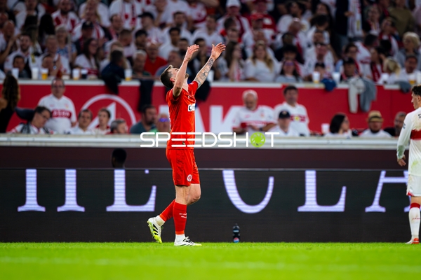 Spieler mit erhobenen Armen