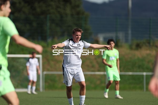 Max Mustermann gestikuliert im Spiel