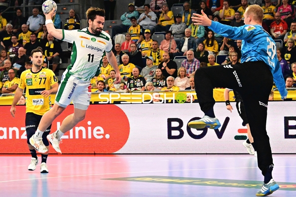 Lukas Binder (11; SC DHfK Leipzig) beim Sprungwurf gegen den Torwart David Späth (29; Rhein Neckar Löwen)