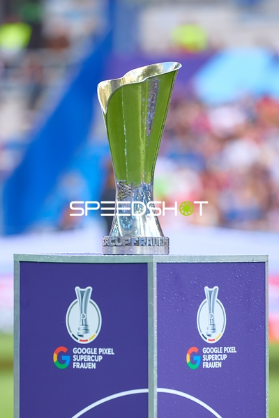 Supercup-Pokal Präsentation
