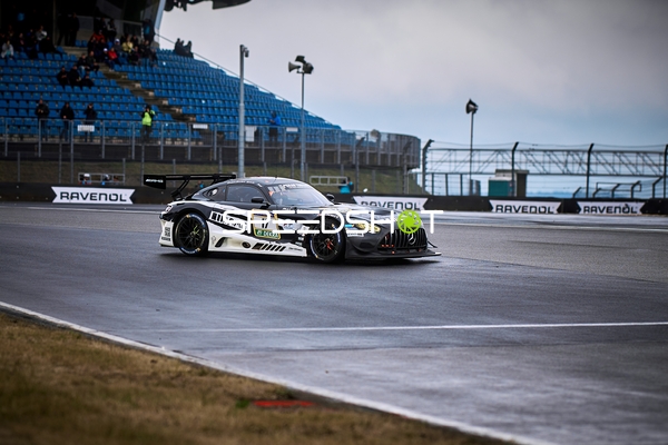 Team ADVAN x HRT (17): Adam Christodoulou, Mikael Grenier, Ralf Aron auf nasser Strecke