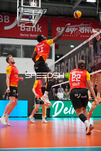 Spielszene mit John Obi (11; BADEN VOLLEYS SSC Karlsruhe), Eli Irizarry (22; BADEN VOLLEYS SSC Karlsruhe) und 5; BADEN VOLLEYS SSC Karlsruhe