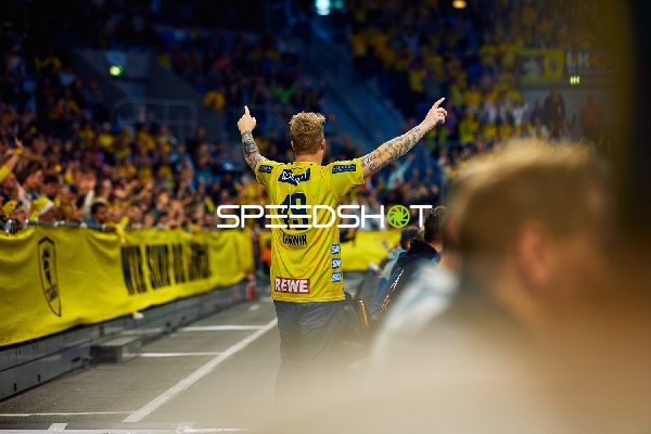 Ein Spieler der Rhein Neckar Löwen jubelt vor dem Publikum.