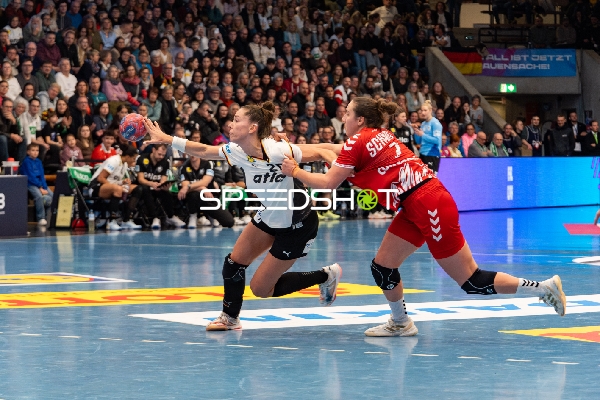 Tabea Schmid (7; Schweiz) im Zweikampf mit Emily Vogel (20; Deutschland)