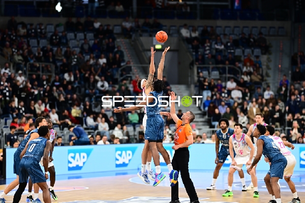 Spielaktion mit Marcus Weathers (00; MLP Academics Heidelberg) und Patrick Heckmann (33; Telekom Baskets Bonn)