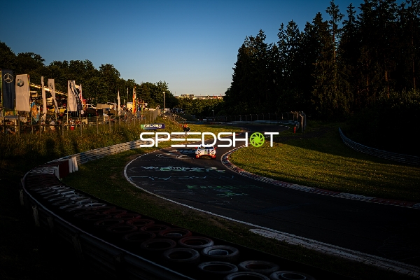 Rennfahrzeug auf der Strecke