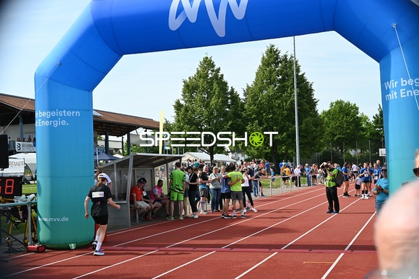 Läuferin am Zielbogen