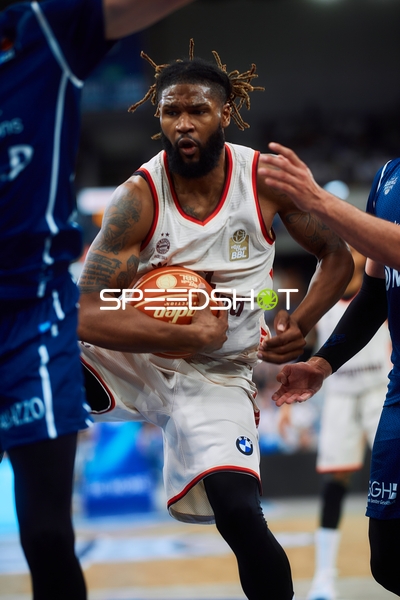 Zweikampf mit Devin Booker (31; FC Bayern Basketball)