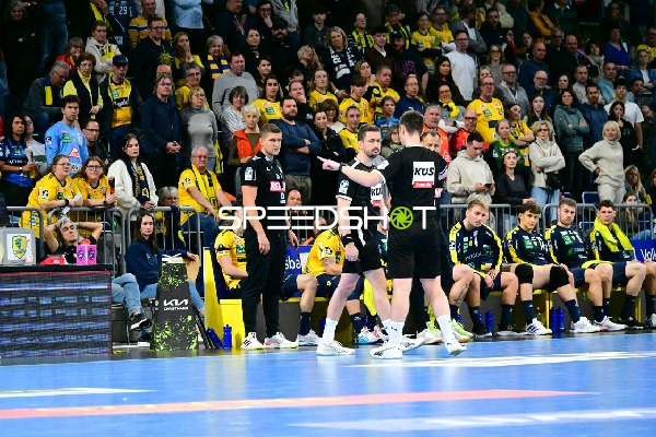 Maik Machulla (999; Rhein Neckar Löwen) und Michel Abt (997; Rhein Neckar Löwen) im Gespräch mit Spielern