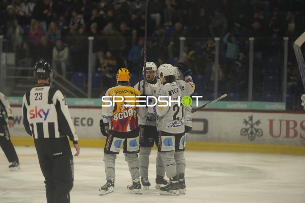 Spieler und Schiedsrichter im Gespräch