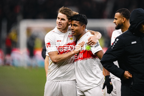 Spieler feiern gemeinsam