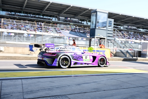 Fahrzeug in der Boxengasse