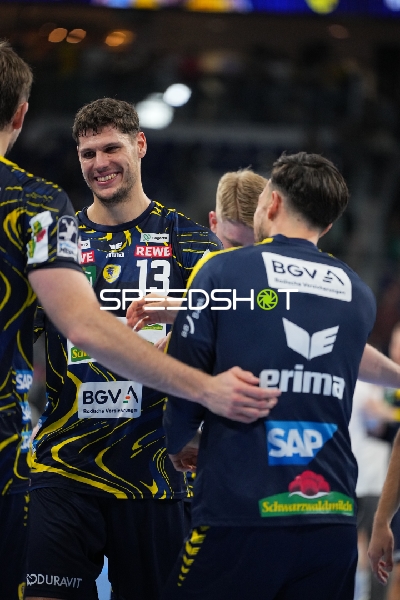 Sebastian Heymann (13; Rhein Neckar Löwen) und Teamkollegen