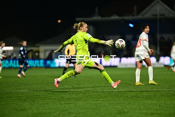 Torwart spielt Ball ab