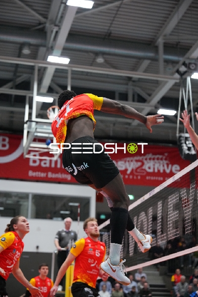 Spielszene mit John Obi (11; BADEN VOLLEYS SSC Karlsruhe)