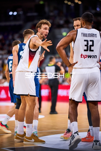 Franz Wagner (9; Deutschland) mit Team auf Court