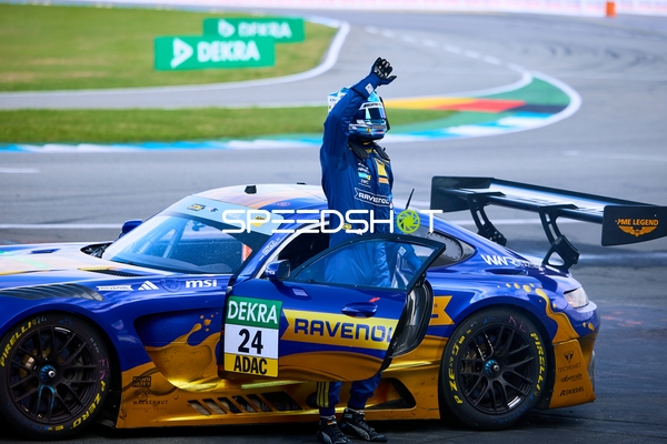 Fahrer steigt aus Rennwagen