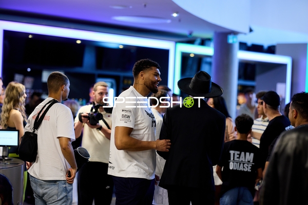 Ringside-Zone Face-Off