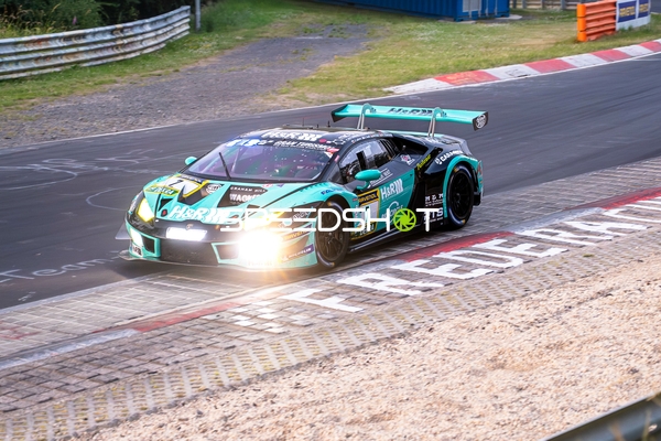 Fahrzeug auf der Rennstrecke