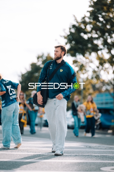 Steven Plucnar Jacobsen (9; Rhein Neckar Löwen) positioniert sich