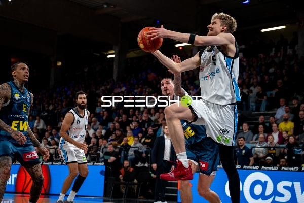 Spielaktion mit Zsombor Maronka (5; Veolia Towers Hamburg) und Michale Kyser (12; EWE Baskets Oldenburg)