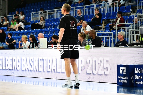 Offizielle am Spielfeldrand