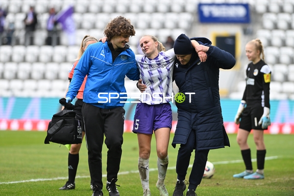 Verletzte Spielerin verlässt Feld