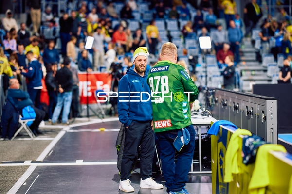 Teammitglieder bereiten sich am Spielfeldrand vor