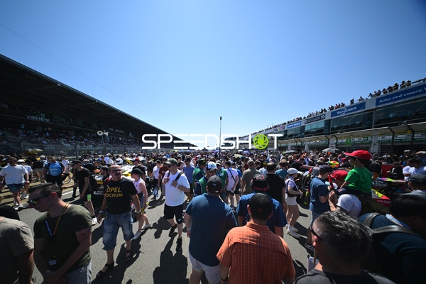 Menschenmenge am Nürburgring