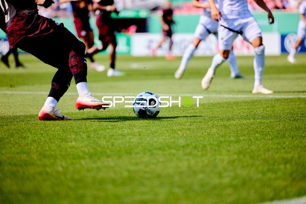 Intensiver Zweikampf am Ball