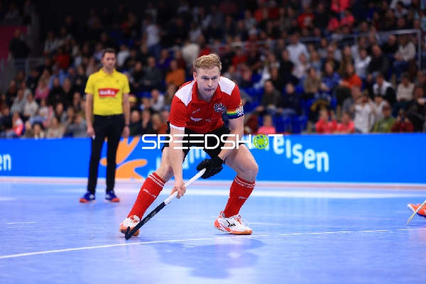 Fülöp LOSONCI (4; Österreich) mit Ball