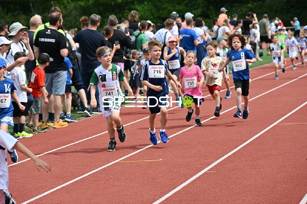 Kinder laufen beim TVE Sommerlauf