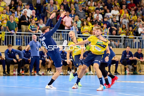 Spieler kämpfen um Ball