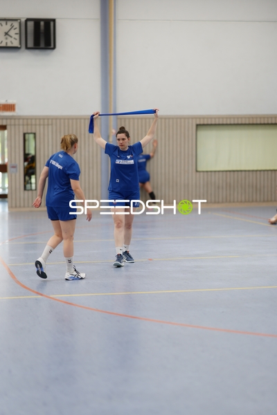 Spielerinnen wärmen sich auf