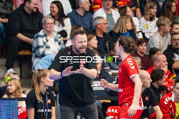 Trainer Knut Ove Joa (999; Schweiz) und Milos Cuckovic (997; Schweiz) im Gespräch