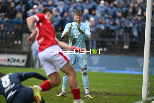 Torwart reagiert im Spiel