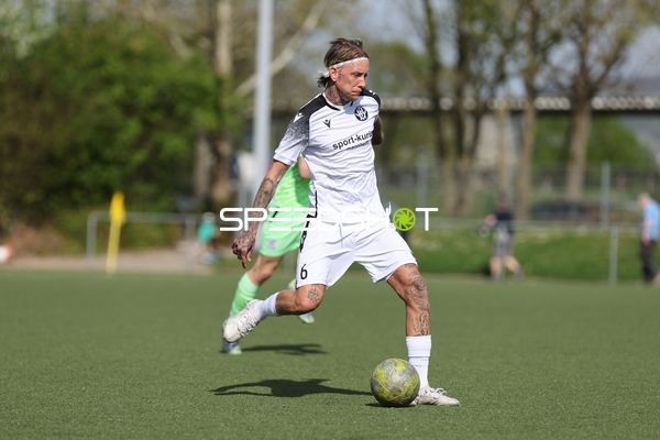 FV Fortuna Heddesheim Spieler passt den Ball