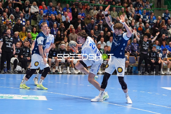 Szene mit Nico Schöttle (8; Bergischer HC) und Gerdas Babarskas (14; Bergischer HC)