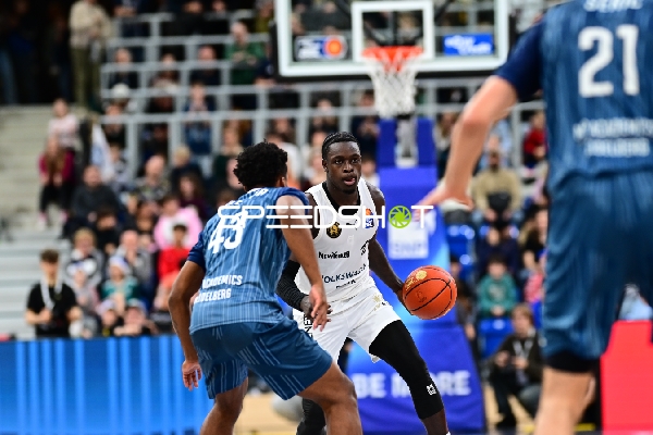 Barra Njie (13; Basketball Löwen Braunschweig) mit Ball gegen Eric Reed Jr. (43; MLP Academics Heidelberg) und Mateo Seric (21; MLP Academics Heidelberg)