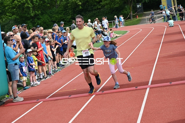 Gemeinsamer Zieleinlauf beim TVE Sommerlauf