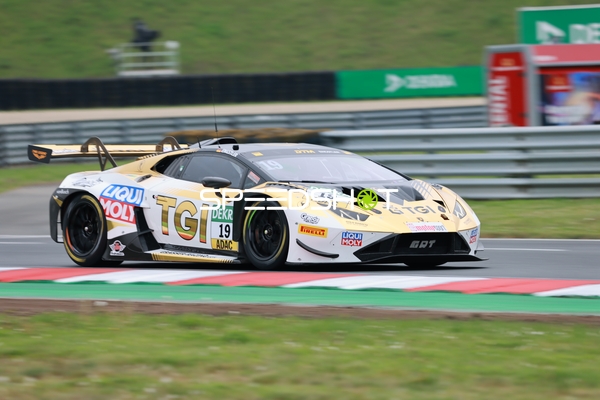 19 auf der Rennstrecke