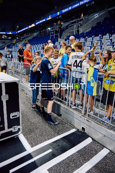 Spieler trifft Fans und gibt Autogramme