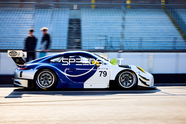 Pablo Briones fährt auf der Rennstrecke