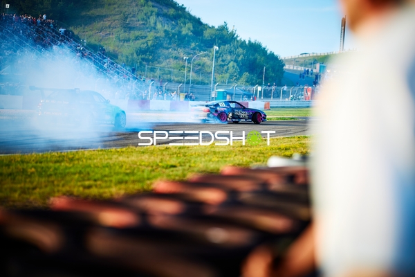 Driftende Rennwagen auf Strecke